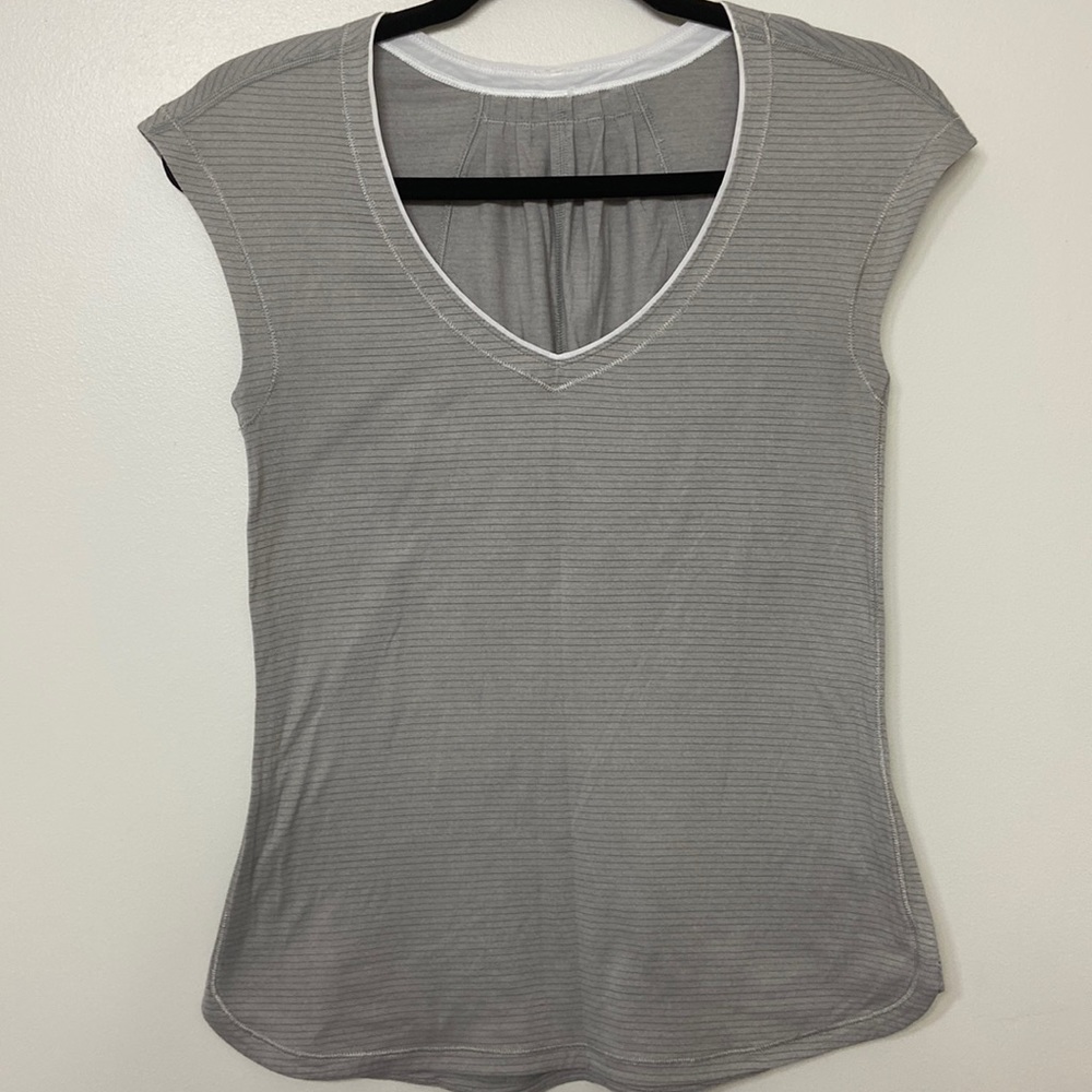 Lululemon cropped capped sleeve v-neck athletic top size 6 approximately grey